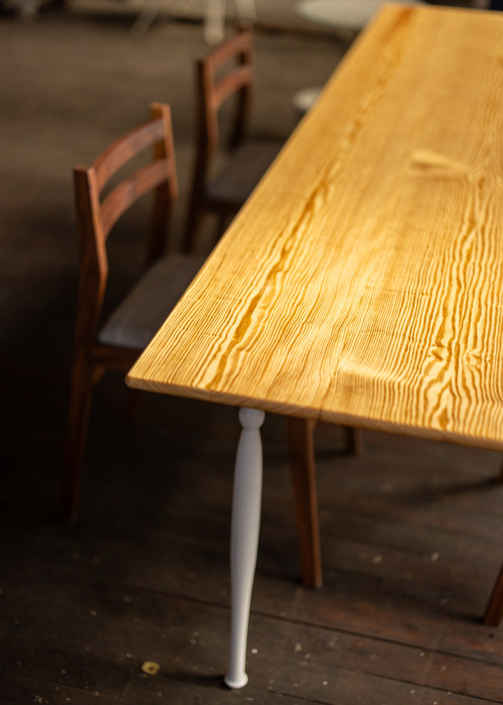 Traditional Pine Farm table with Turned Legs Top Grain