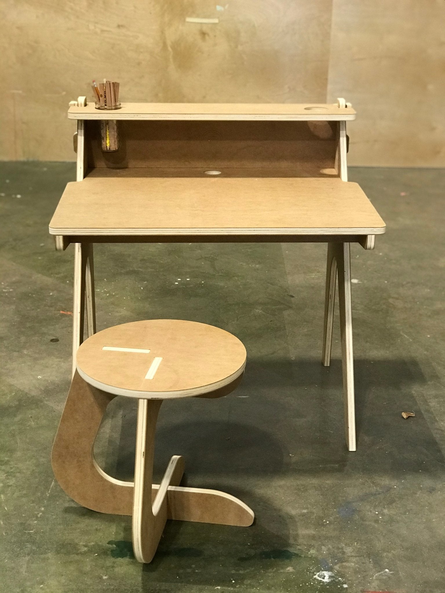 Sarah Assembling the ANTI-COVID-19 Desk and Stool | Alabama Sawyer